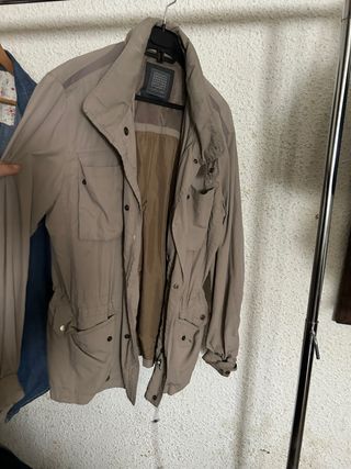 Abrigo beige estilo militar