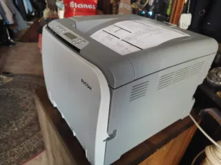 Impresora Ricoh Gris y Blanca