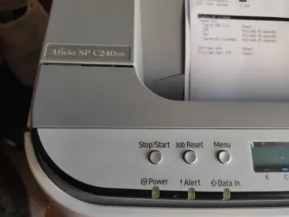 Impresora Ricoh Gris y Blanca