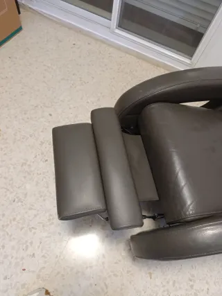 Sillón reclinable de piel marrón