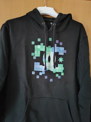Sudadera DC Negra con Logo Pixelado