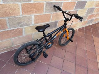Bicicleta BMX infantil naranja y negra