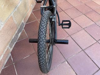 Bicicleta BMX infantil naranja y negra