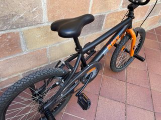 Bicicleta BMX infantil naranja y negra