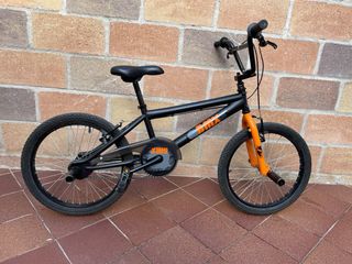 Bicicleta BMX infantil naranja y negra