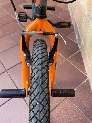 Bicicleta BMX infantil naranja y negra