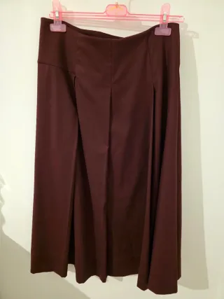Falda midi Zara. Color burdeos.