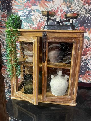 Alacena de madera con puerta de rejilla