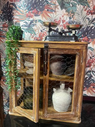 Alacena de madera con puerta de rejilla