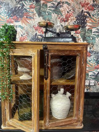 Alacena de madera con puerta de rejilla