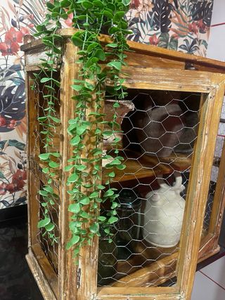 Alacena de madera con puerta de rejilla