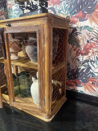 Alacena de madera con puerta de rejilla