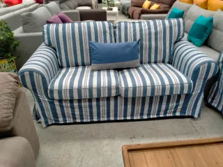 Sofá de tela a rayas azules y blancas