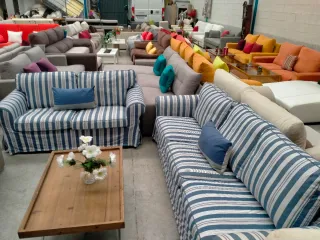 Sofá de tela a rayas azules y blancas