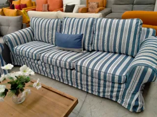 Sofá de tela a rayas azules y blancas