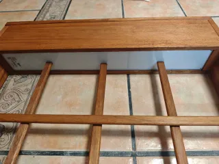 Mueble de madera con luz