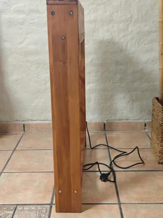 Mueble de madera con luz