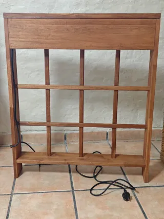 Mueble de madera con luz