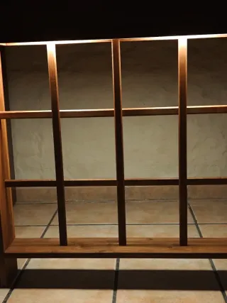 Mueble de madera con luz