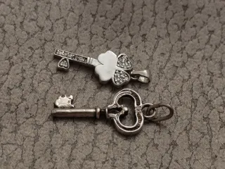Coppia Charms Chiave Argento e quadrifoglio