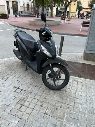 Honda Vision Negro Mate. 5000 km como nueva. 1800e