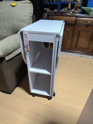 Mesa plegable blanca con ruedas