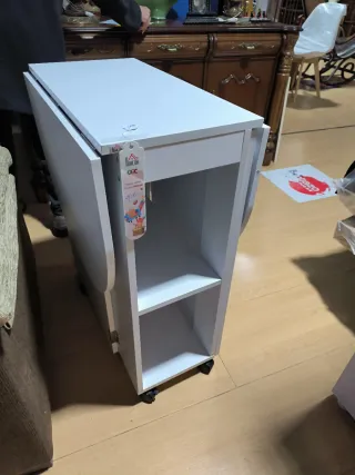 Mesa plegable blanca con ruedas