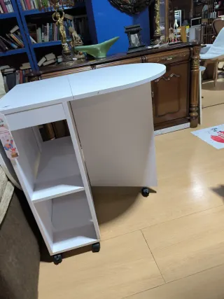 Mesa plegable blanca con ruedas