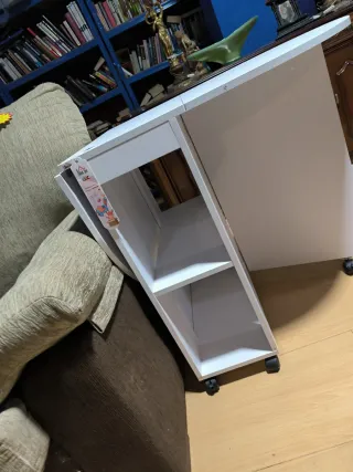 Mesa plegable blanca con ruedas