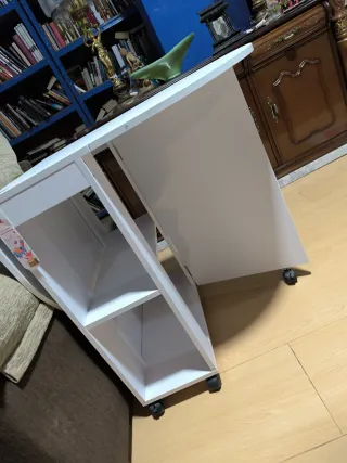 Mesa plegable blanca con ruedas