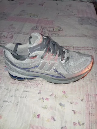 Zapatillas New Balance Gris y Blanco