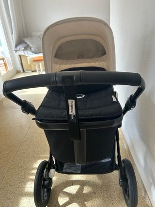 Bugaboo Fox  Chasis negro y capota Blanco Roto