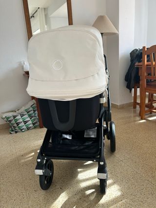 Bugaboo Fox  Chasis negro y capota Blanco Roto