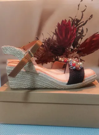 Sandalias de pedrería negras y multicolor