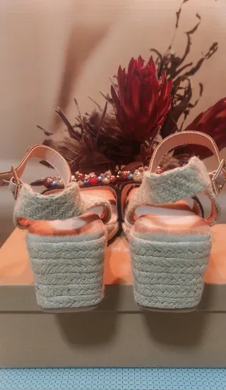 Sandalias de pedrería negras y multicolor