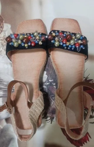 Sandalias de pedrería negras y multicolor