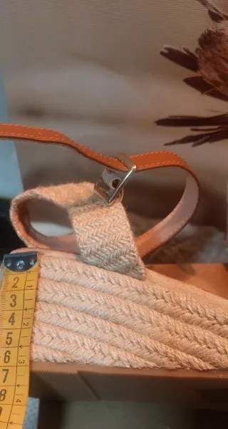 Sandalias de pedrería negras y multicolor