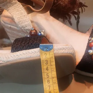 Sandalias de pedrería negras y multicolor