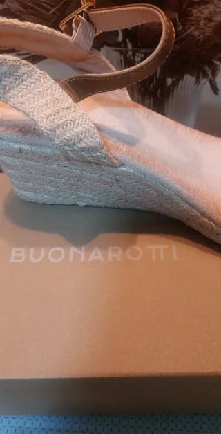 Sandalias de pedrería negras y multicolor