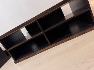 Mesa TV y centro multimedia oscura