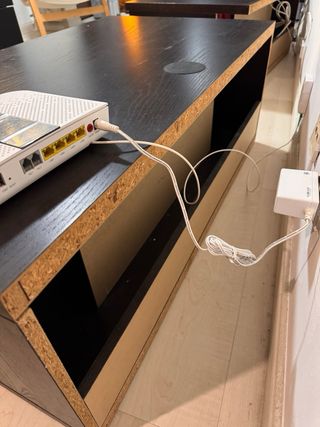 Mesa TV y centro multimedia oscura