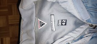 Mono de esquí azul y blanco