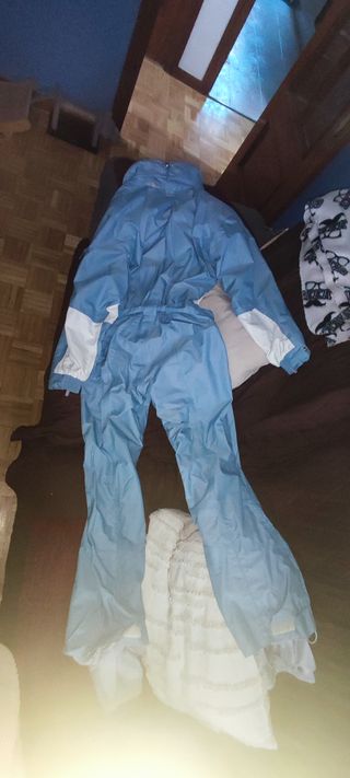 Mono de esquí azul y blanco