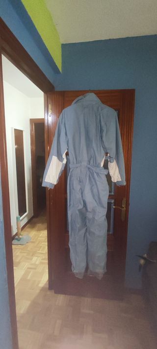 Mono de esquí azul y blanco