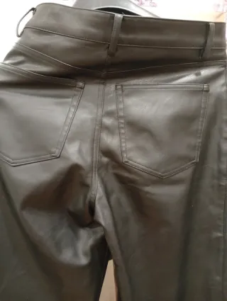 Pantalón efecto piel negro talla 36