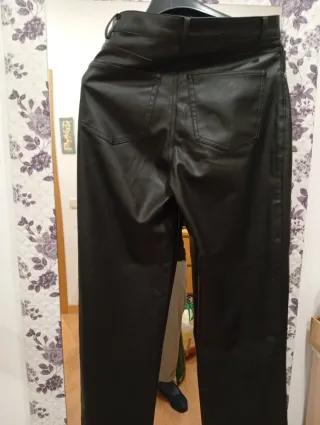 Pantalón efecto piel negro talla 36