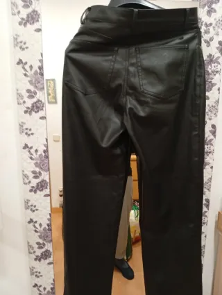 Pantalón efecto piel negro talla 36