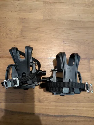 Pedales de bicicleta con correas