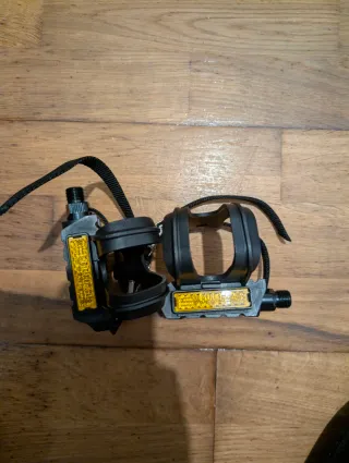 Pedales de bicicleta con correas