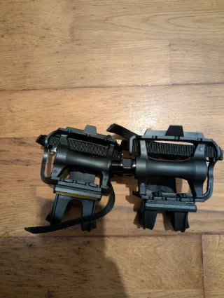 Pedales de bicicleta con correas